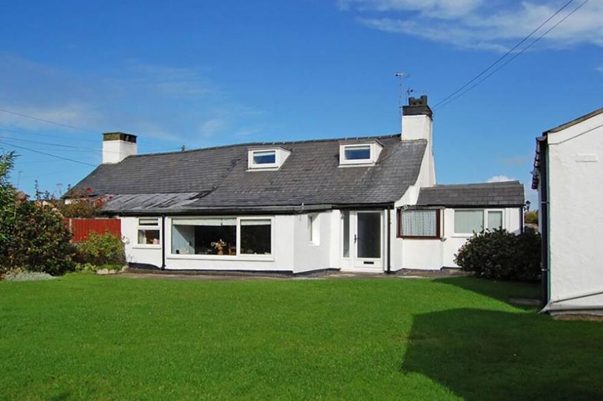 TYDDYN SERRI, pet friendly, character holiday cottage in Rhosneigr