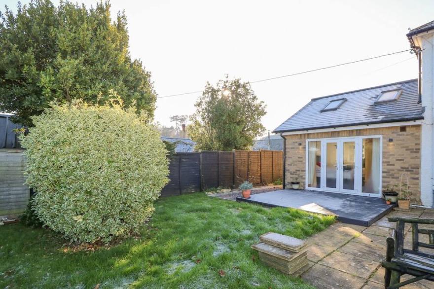 LITTLE OSNEY, romantic, with a garden in Bembridge