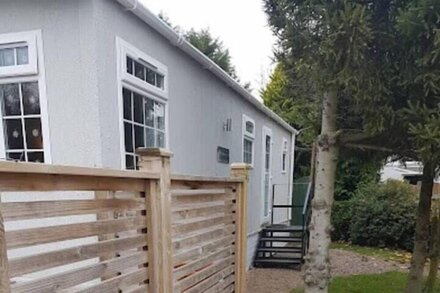 Lovely 2-Bed Chalet at Robinhood Retreat Free park