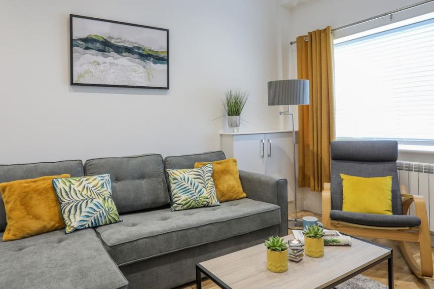1 AVONDALE HOUSE, family friendly in Rhosneigr