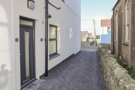 1 AVONDALE HOUSE, family friendly in Rhosneigr