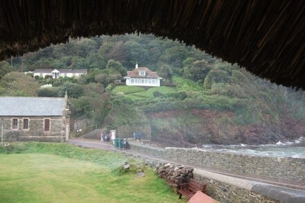 Charming thatched seaside cottage right next to the beach