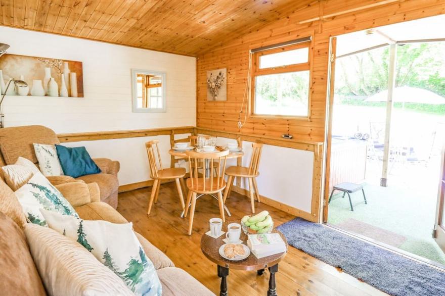 BROOK LODGE, pet friendly, character holiday cottage in Penrhiwllan
