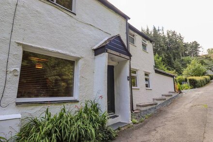 LADSTOCK COTTAGE, pet friendly, with a garden in Braithwaite