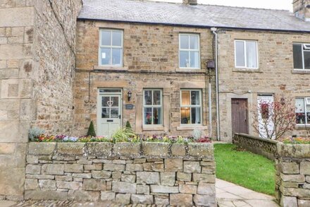 OCTOBER COTTAGE, family friendly in Middleton-In-Teesdale