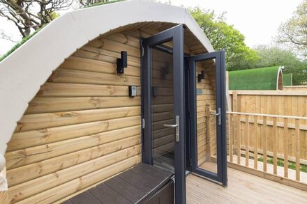 Calon Glamping Pod With Pond Views