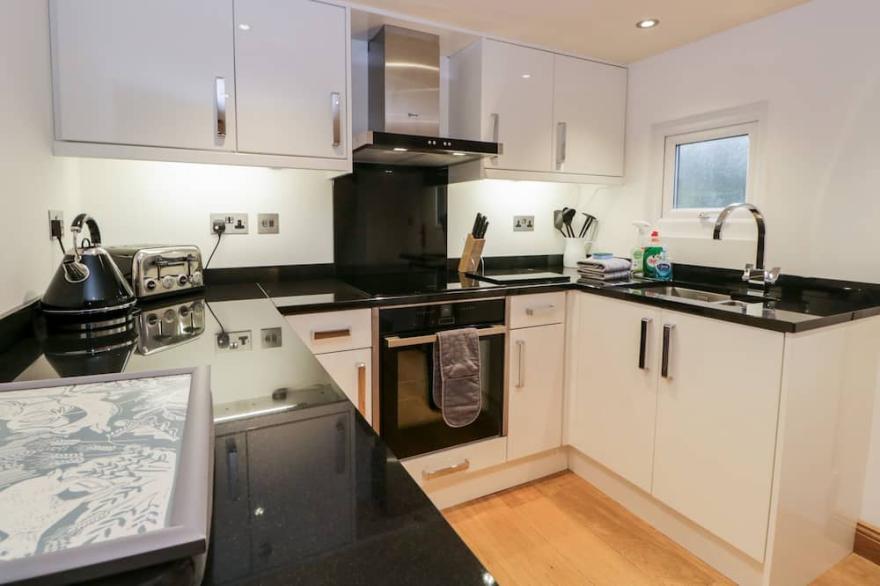 BRIDGE COTTAGE, family friendly, with a garden in Newby Bridge