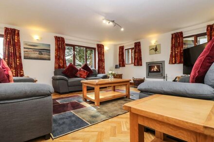 SOUTH BODUEL FARMHOUSE, pet friendly, with open fire in Liskeard