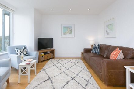 THE LIGHTHOUSE, family friendly, country holiday cottage in St Ives