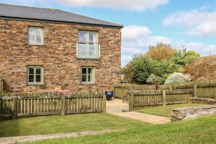 HAWTHORN COTTAGE, pet friendly, with a garden in Tregony