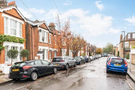 Delightful 1BD Flat in the Heart of Barnes Village