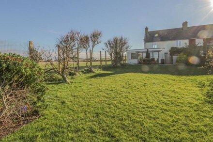 VOEBROCH, pet friendly, character holiday cottage in Lythe