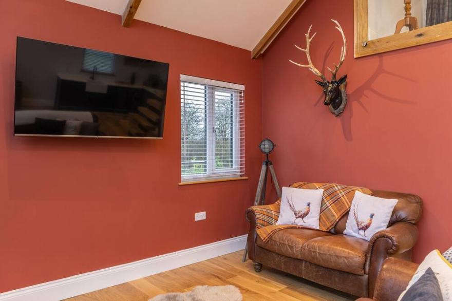 STAGS MOUNT, pet friendly, luxury holiday cottage in Thornton Dale