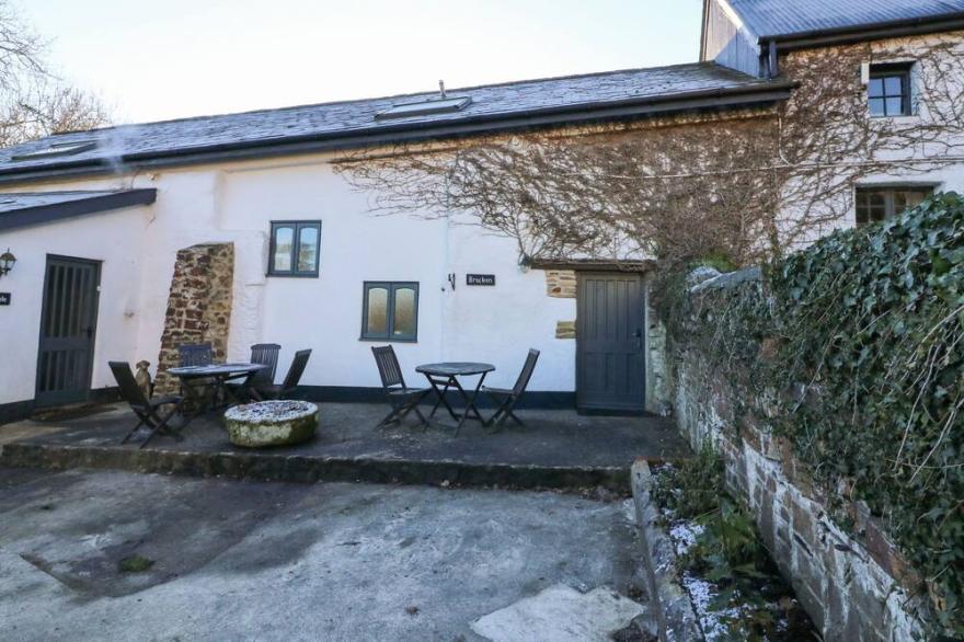 BRACKEN COTTAGE, pet friendly, with a garden in Bridestowe