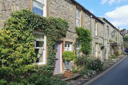 END COTTAGE, family friendly, with hot tub in Grassington