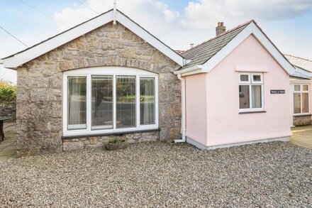 BWTHYN YR HAFOD, country holiday cottage, with open fire in Benllech