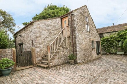 BARN COTTAGE, pet friendly, character holiday cottage in Peak Forest