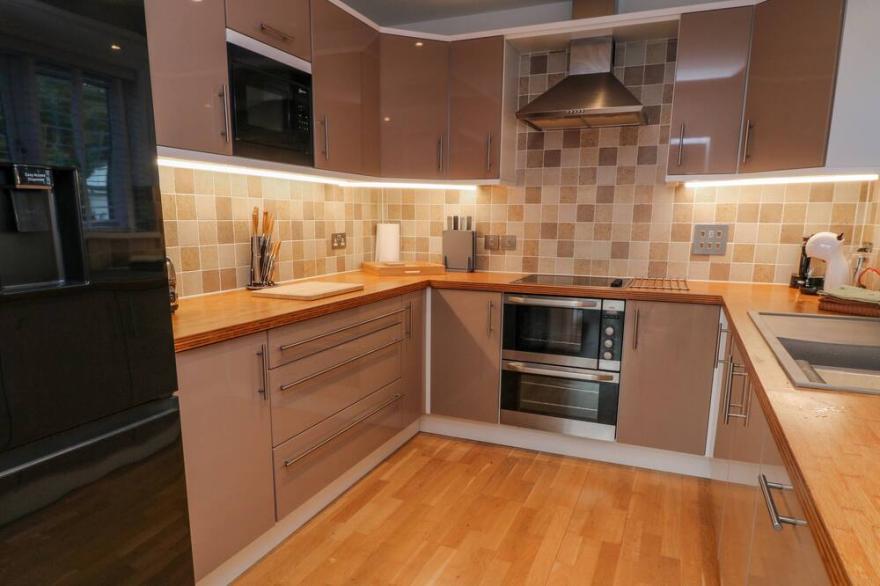 A STONE'S THROW, pet friendly, country holiday cottage in Downderry