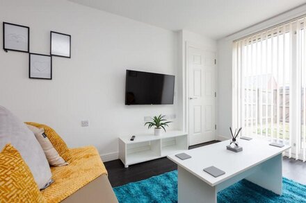 Newbuild 4bed - City Centre - Free secure parking!