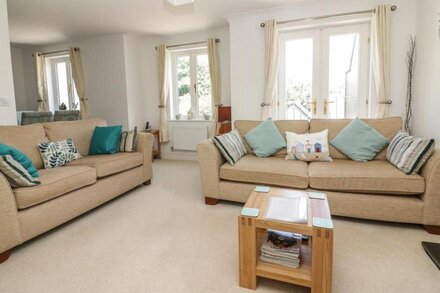 STRAWBERRY COTTAGE, family friendly, with hot tub in Penryn