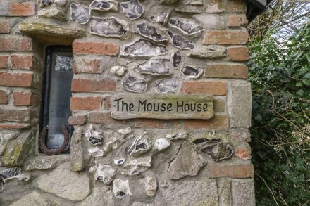 THE MOUSE HOUSE, pet friendly, with a garden in Milton Abbas