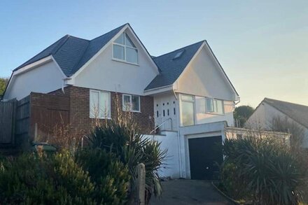 Bright & cheerful seaside house. 15mins drive to Brighton.