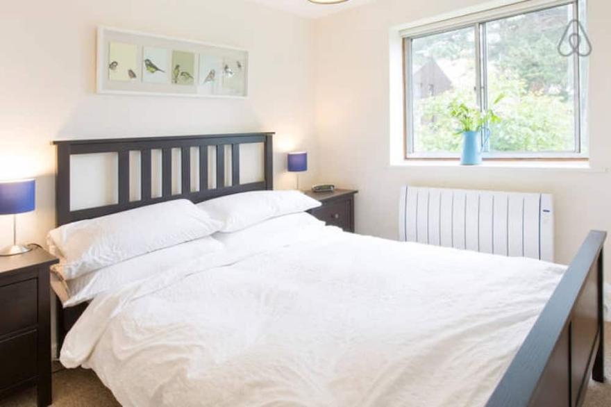 Bright, modern Oxford apartment with parking - minutes from bars and restaurants