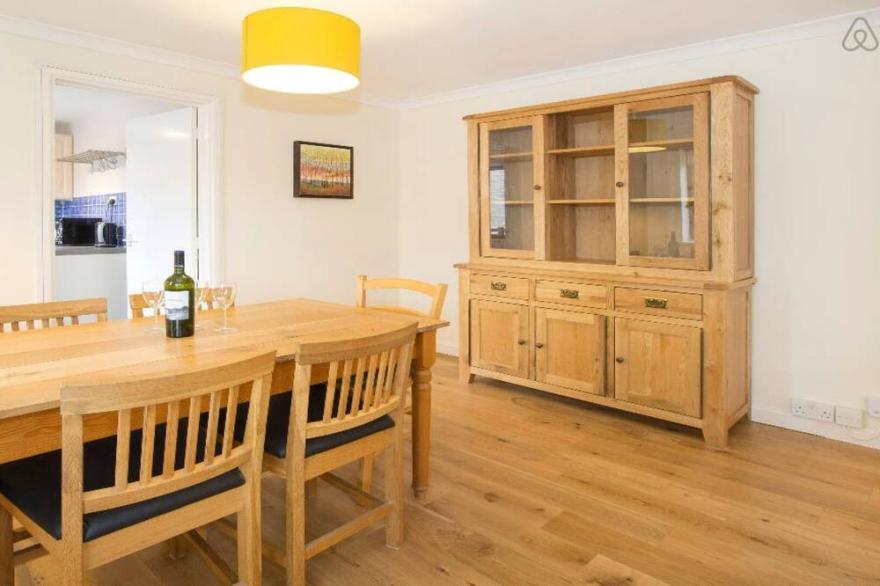 Bright, modern Oxford apartment with parking - minutes from bars and restaurants