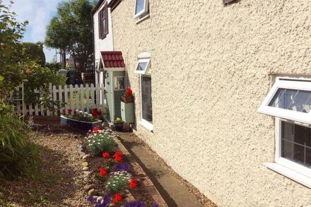 Fisherman's Cottage: Cosy Romantic Log Burner & Lakeside views! Pet Friendly !