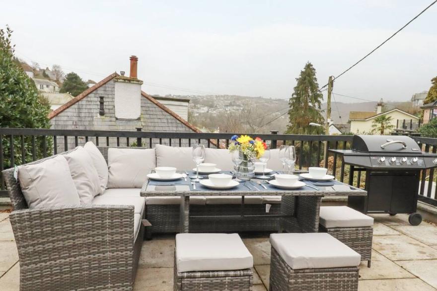 POPPINS COTTAGE, pet friendly, character holiday cottage in Looe