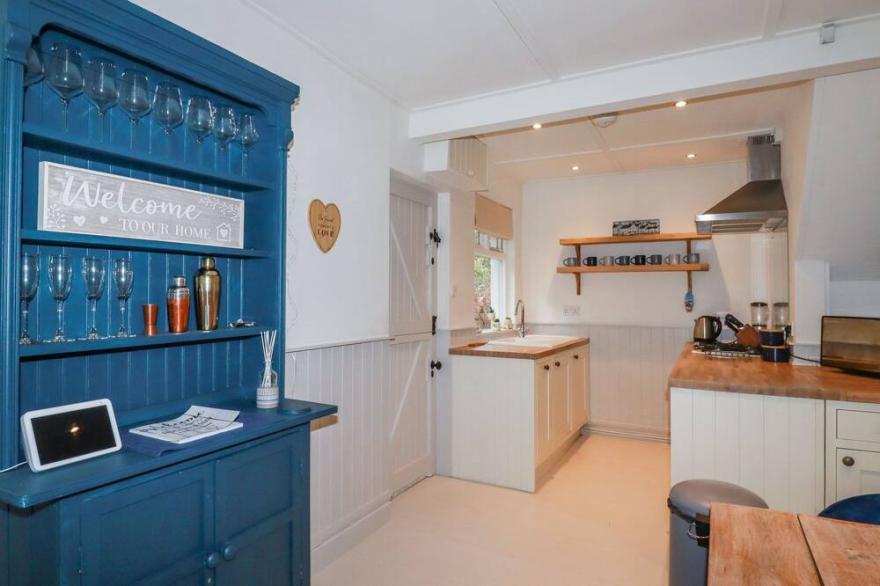 POPPINS COTTAGE, pet friendly, character holiday cottage in Looe