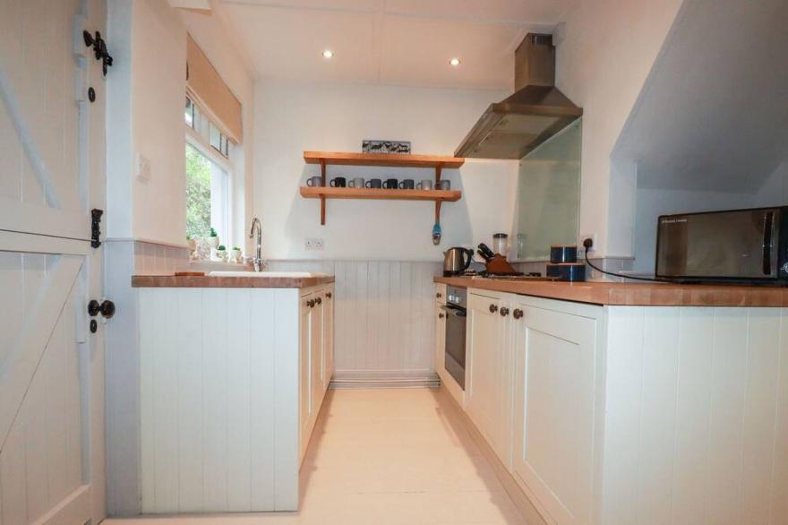 POPPINS COTTAGE, pet friendly, character holiday cottage in Looe