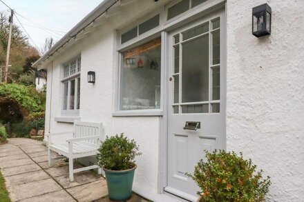 POPPINS COTTAGE, pet friendly, character holiday cottage in Looe