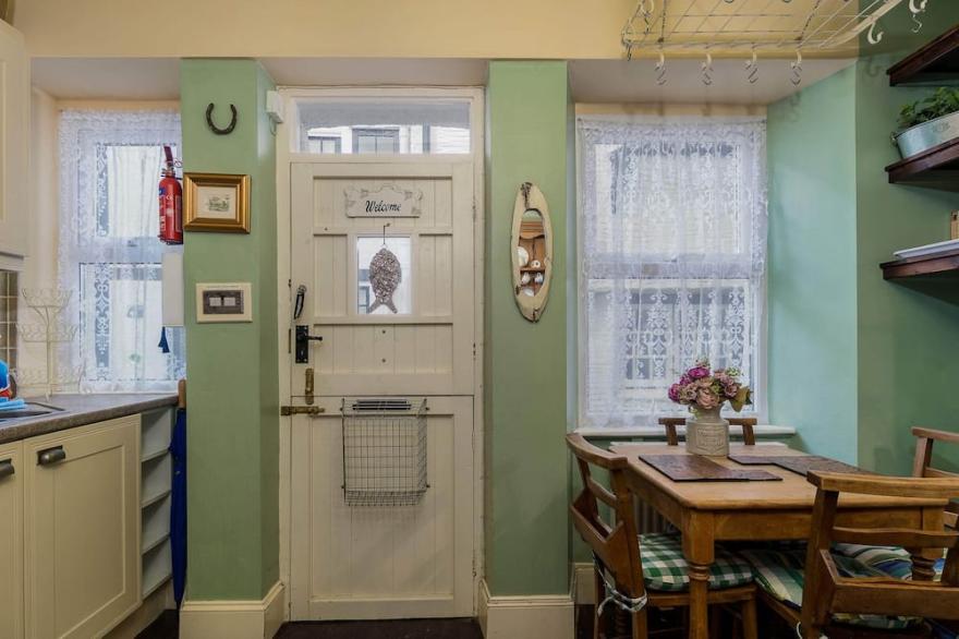 Bird's Nest is a Fisherman's Cottage in Looe seconds from beach.