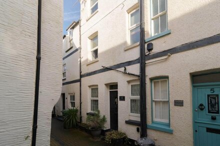 Bird's Nest is a Fisherman's Cottage in Looe seconds from beach.