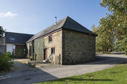 Weirmarsh Big Barn. Large barn conversion with large hot tub and games room.