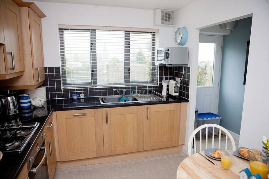 Modern cottage with parking, garden, 2 patios nr Eden with sea views