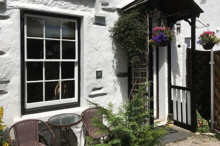 Applethwaite Cottage, Cosy, Log Burner, WiFi, 15 Minute Walk to Lakeside,