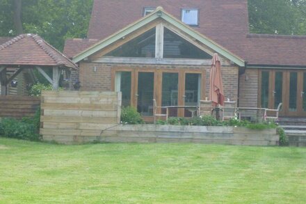 SLEEPS 4-6  - Contemporary Oak Framed House Rural ANOB Nr Chiddingfold Open Plan