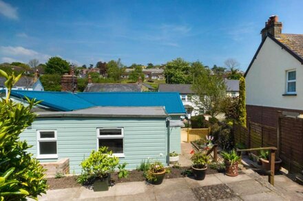 Homestead, Lyme Regis is a cosy riverside cabin, 10 mins walk from the beach