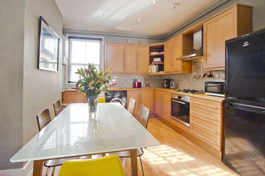 3 DBL BEDROOMS FAMILLY APT CLOSE TO NOTTINGHILL AREA KING SIZE BED IN MASTER