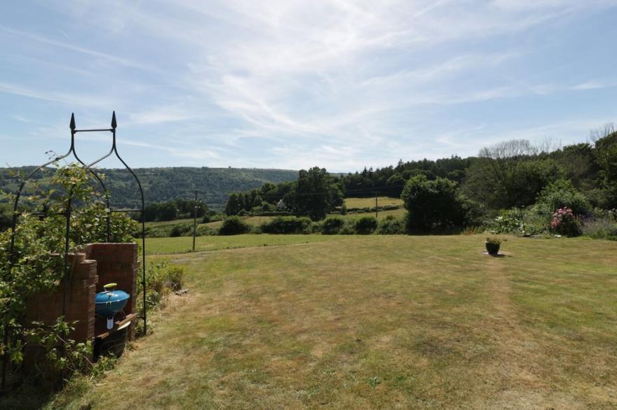 THE COTTAGE, character holiday cottage, with a garden in Llangollen