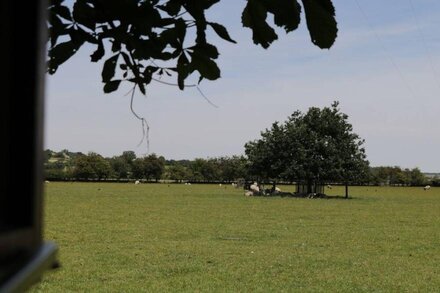 CHESTNUT COTTAGE, pet friendly, with a garden in Kirkbymoorside