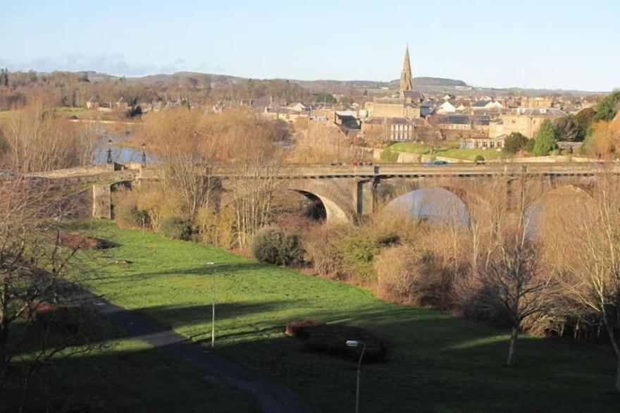 A light & spacious flat, overlooking ruins of Kelso Abbey, close to town centre.