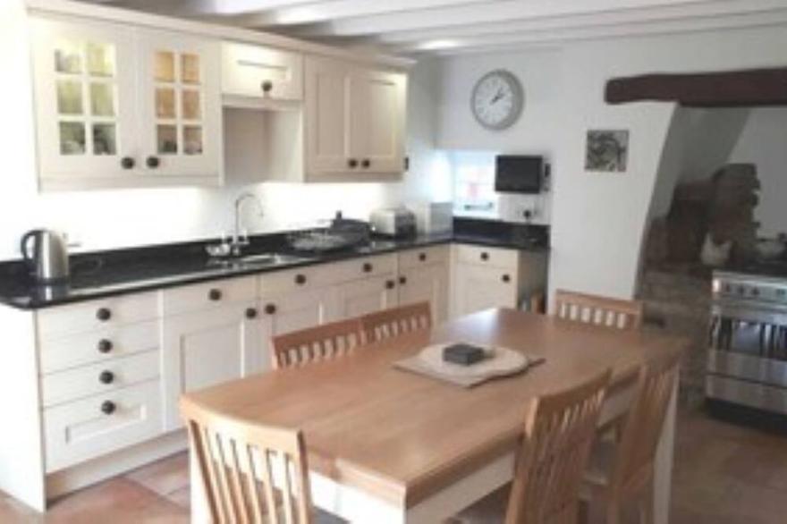 Beautiful farmhouse located in a delightful, quiet spot in the centre of Croyde.