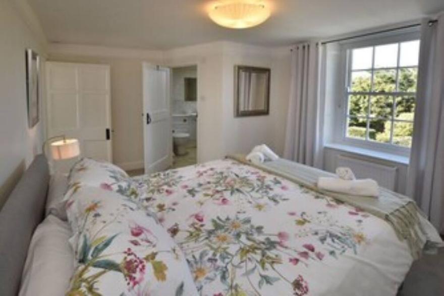 Beautiful farmhouse located in a delightful, quiet spot in the centre of Croyde.