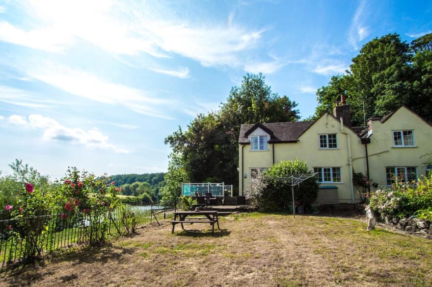 Historic Detached Cottage, On The Banks Of The River Severn Nr Upton & Malvern