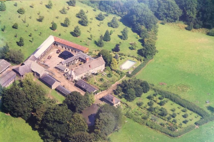 Between Exmoor and Dartmoor Luxurious Cottage on 15th Century Farm with Pool