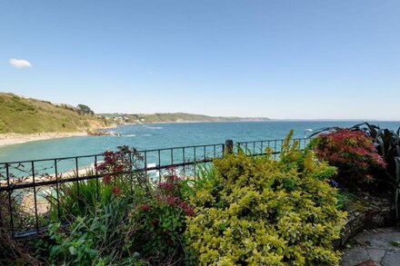 Superb sea front apartment with parking, garden and wifi.