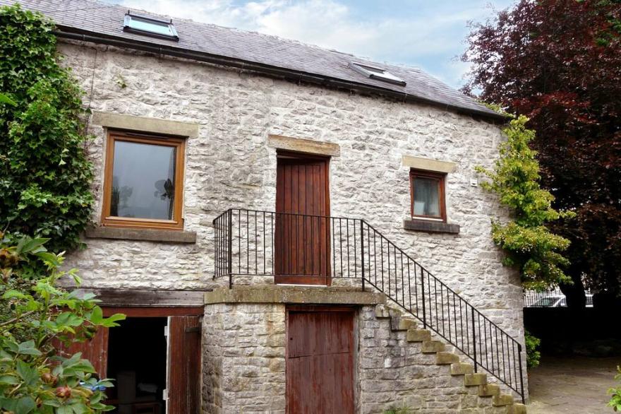 Traditional Peak District Barn - cosy interior, wood burning stove, pets welcome